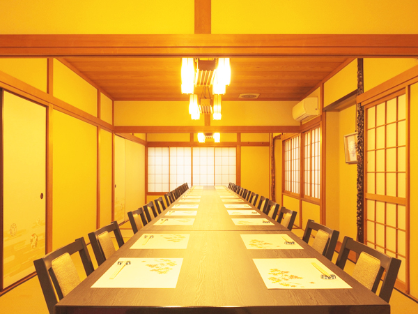 ２階 テーブル席「梅＋百合＋菊」